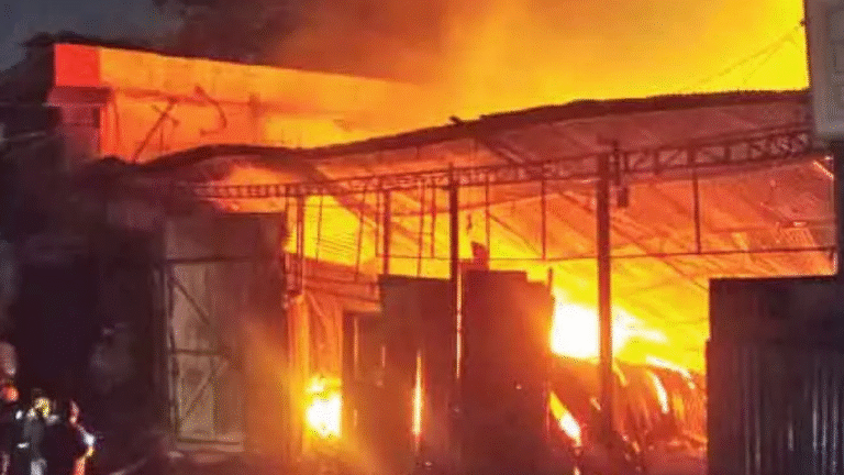 स्वीट हाउस बना धधकती आग का गोदाम—